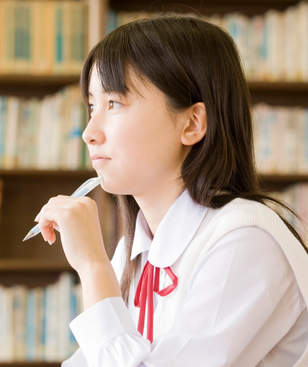 受験勉強をする女子高生