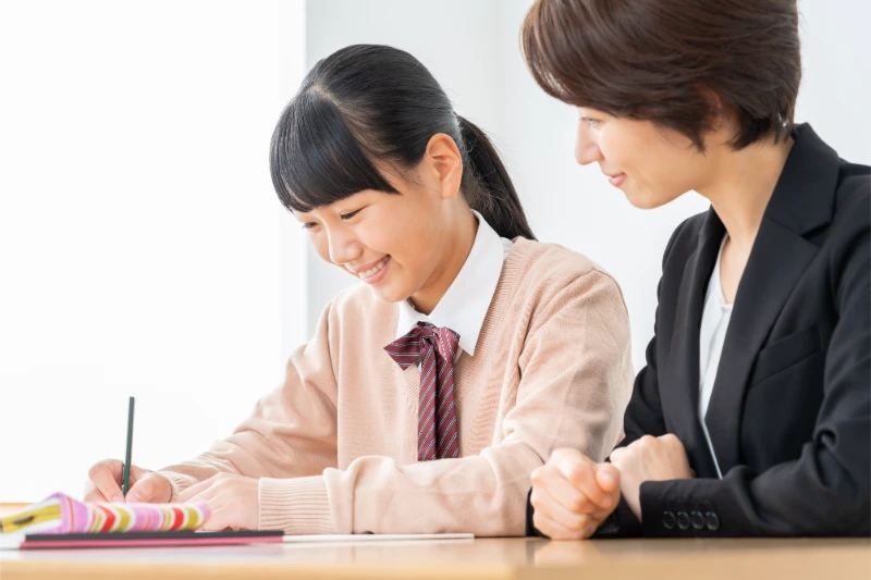 受験勉強をする高校生と講師