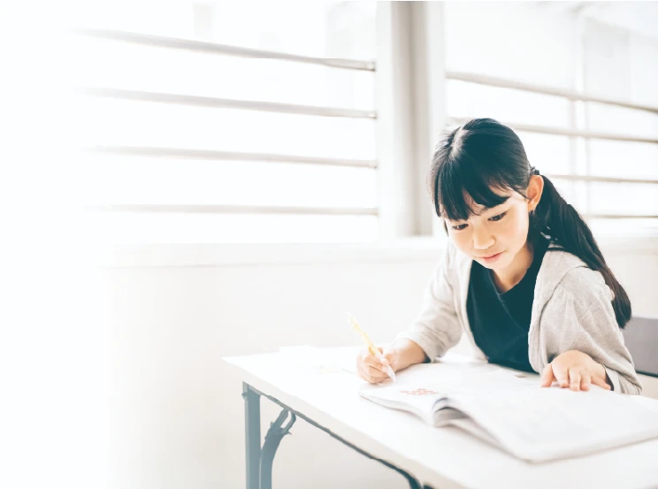 受験勉強をする小学生