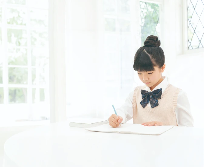 受験勉強をする中学生